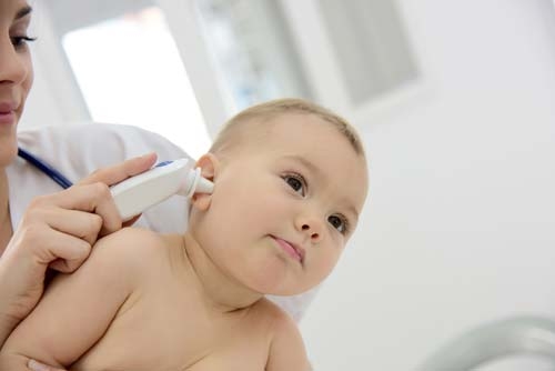 Ein Ohrthermometer erleichtert das Messen der Temperatur von Babys