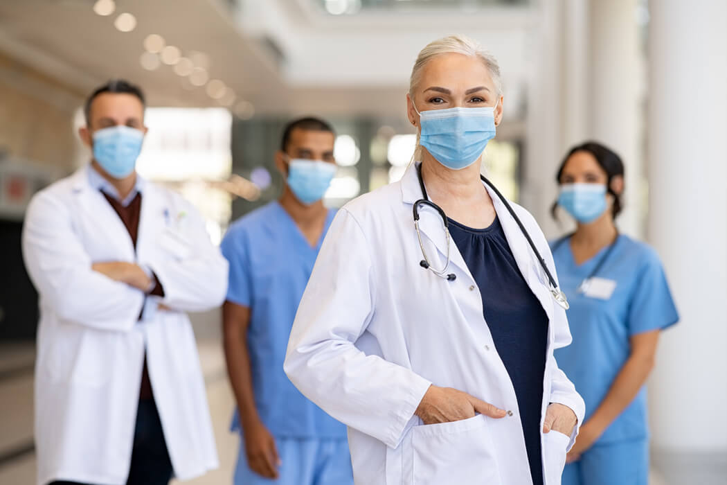 Ärztin und Pfleger tragen einen medizinischen Mundschutz
