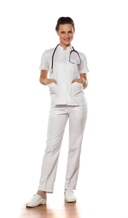 Junge Ärztin trägt weiße OP-Hosen