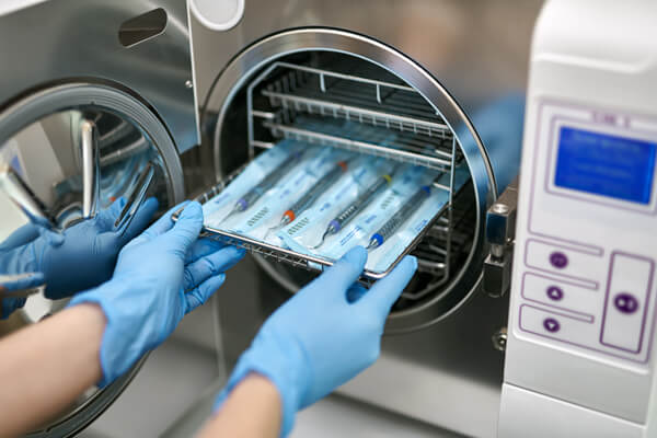 Im Sterilisator lassen sich medizinische Instrumente zuverlässig aufbereiten